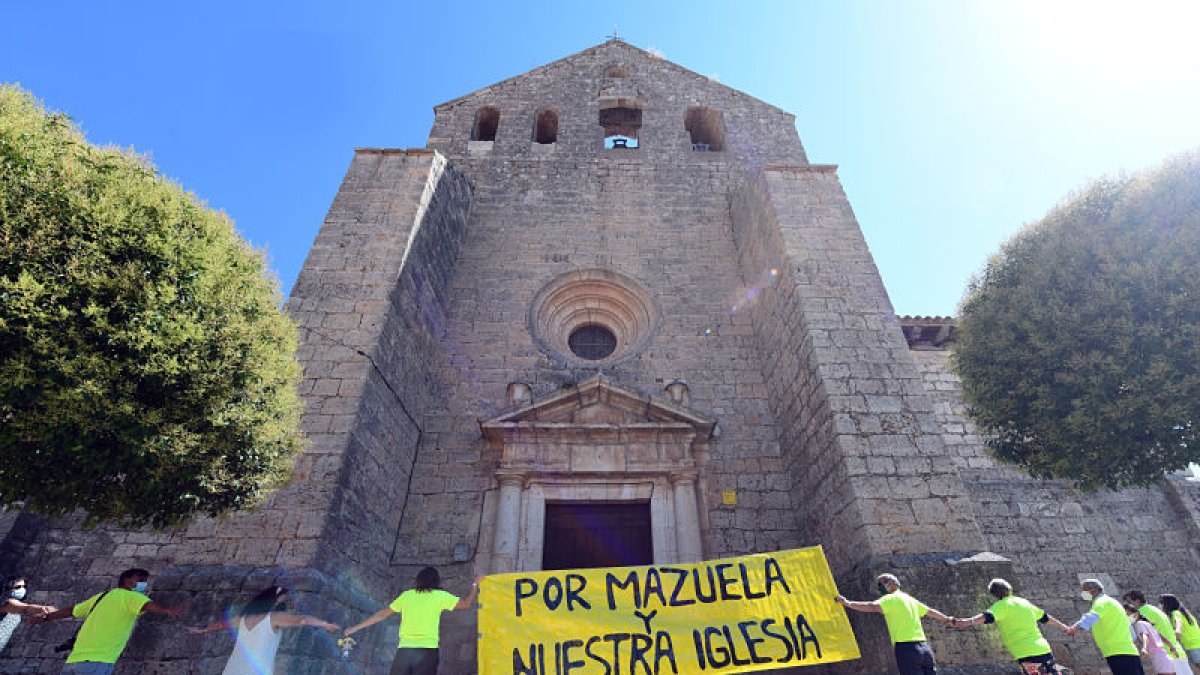 Los vecinos de Mazuela celebran haber conseguido casi 13.000 euros para reparar su iglesia. ICAL