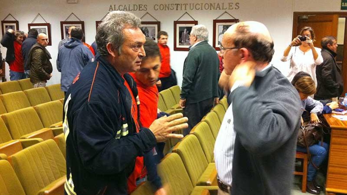 Un bombero muestra su disconformidad al representante sindical de UGT en el Ayuntamiento de Aranda de Duero, Andrés García.-L.V.