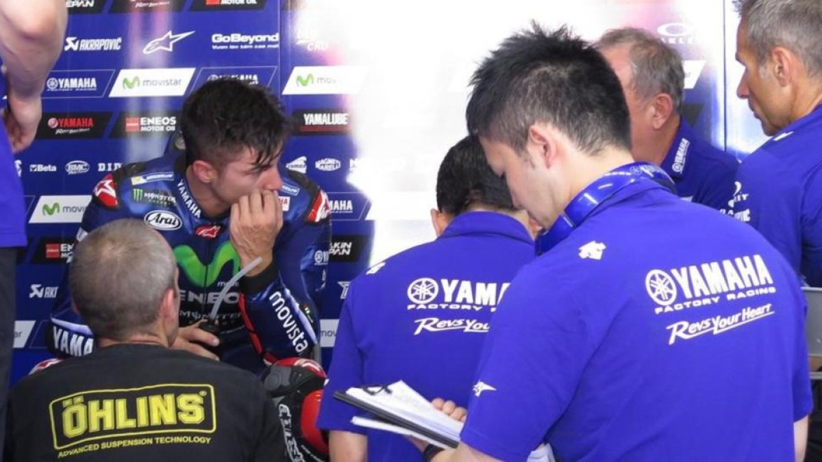 Maverick Viñales pasó ayer, en Montmeló, un día de test intenso con su equipo técnico, comandado por Ramón Forcada.-EMILIO PÉREZ DE ROZAS