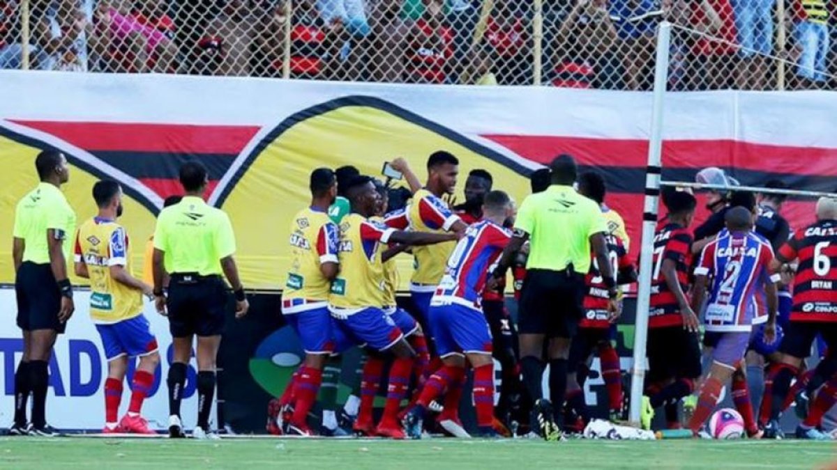 Trifulca entre los jugadores del Vitória y del Bahía de Brasil-/ PERIODICO (TWITTER)