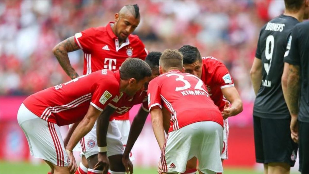 Los jugadores del Bayern hablan antes del lanzamiento de una falta, este sábado en el partido contra el Colonia.-REUTERS / MICHAEL DALDER
