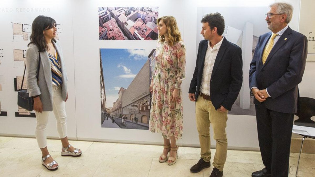 Los arquitectos del proyecto junto al representante del museo y la directora general de Políticas Culturales ante las diferentes infografías.-ISRAEL L. MURILLO