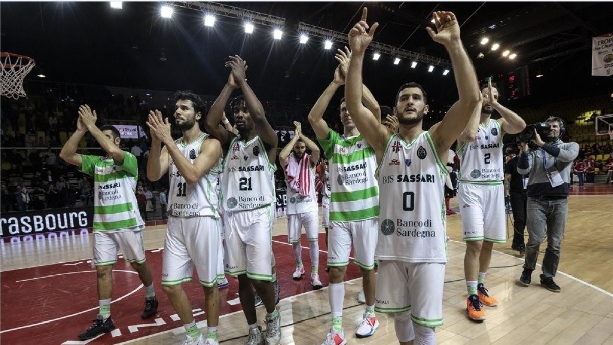 Los jugadores del Dinamo Sassari celebran una victoria. FIBA