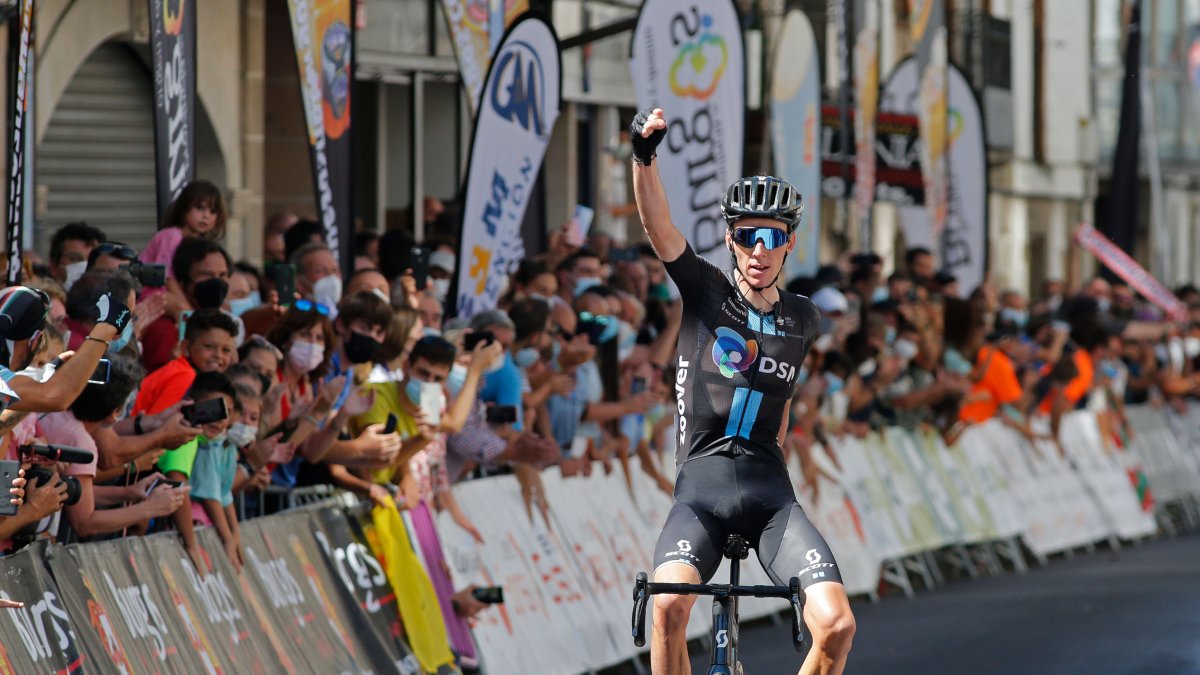 Bardet levanta el brazo en señal de victoria en la llegada de Espinosa de los Monteros. SANTI OTERO