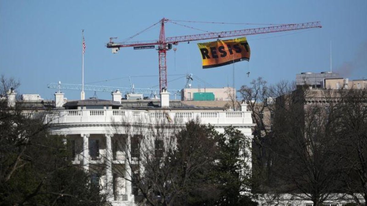 Imágenes de la bandera colgada por los ecologistas de Greenpeace en protesta contra las acciones de Trump.-CARLOS BARRIA