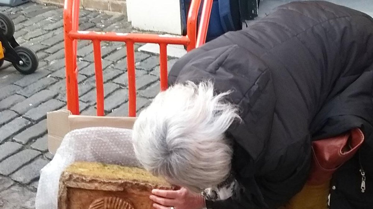 Los restauradores burgaleses viajaron a Londres para confirmar que se trataba de las piezas robadas.-ECB