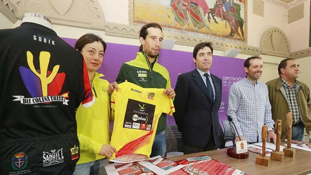 De izquierda a derecha,Susana Alonso, Pedro Romero,Emeterio Martín, Álex Puente y Mariano Palacios.-RAÚL G. OCHOA