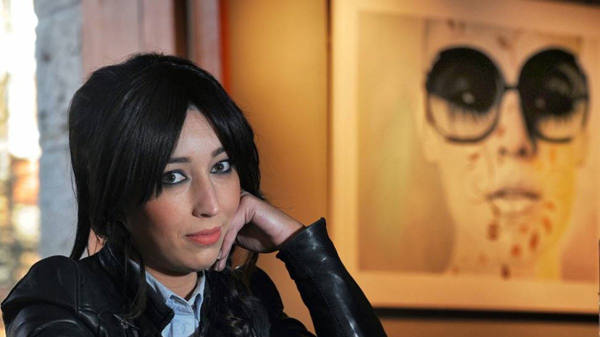 Carolina Gil con un retrato de la actriz Audrey Hepburn, prototipo de lo que la sociedad acepta y difunde como bello-Israel L. Murillo