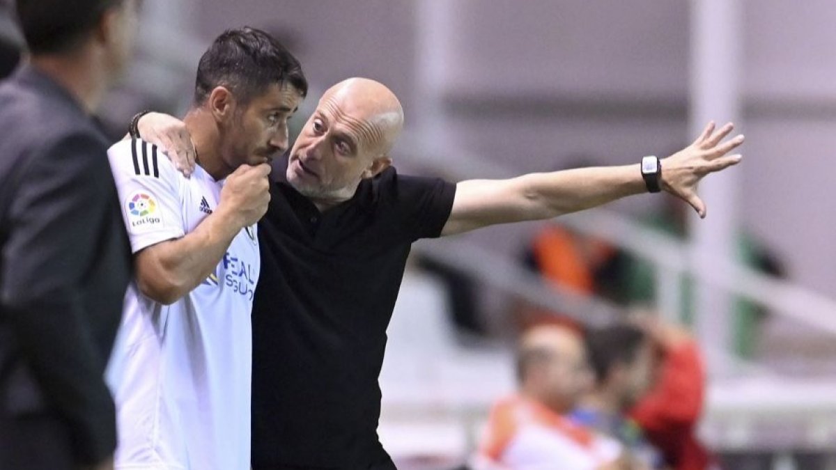Calero da instrucciones a Saúl Berjón, durante el partido ante el Málaga. LALIGA