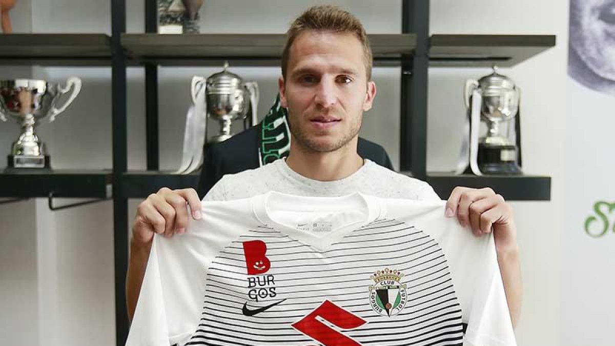 El centrocampista Jagoba Beobide posa con la camiseta del Burgos CF.-Raúl G. Ochoa