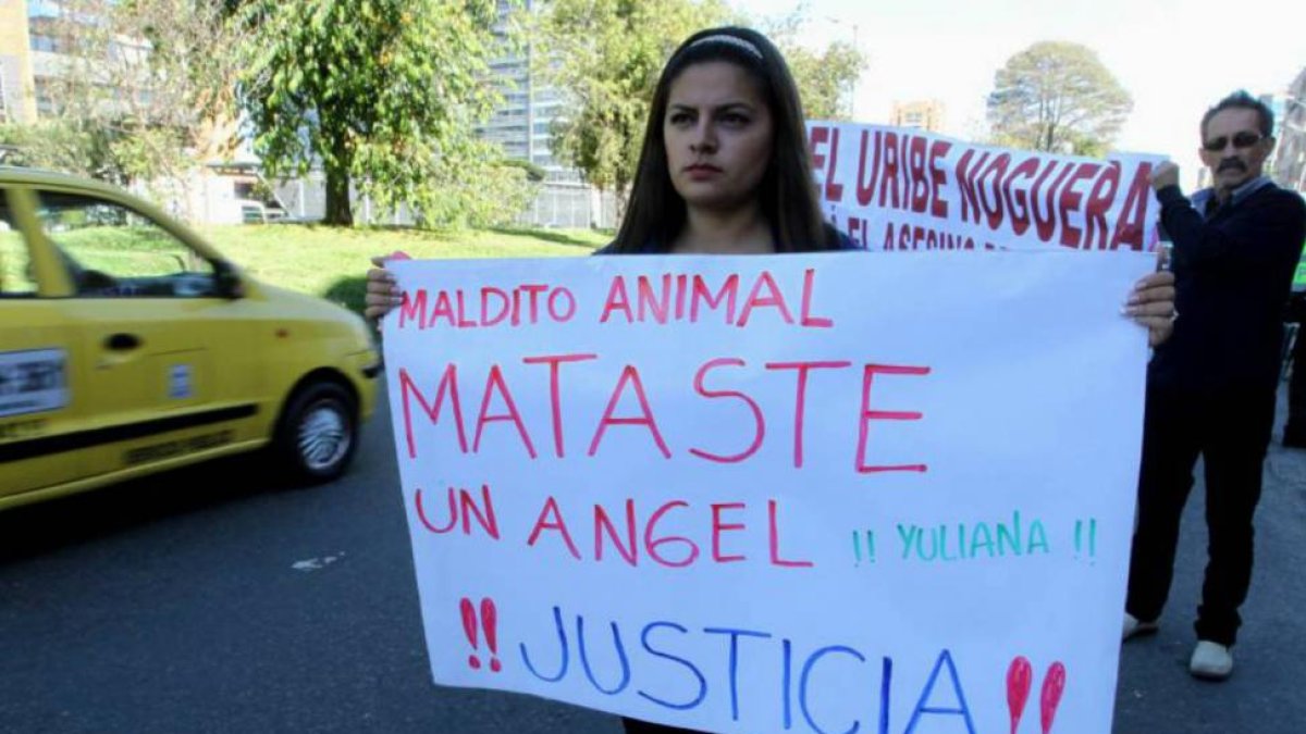 Un grupo de personas protesta por la la violación y asesinato de una niña en Bogotá.-EFE