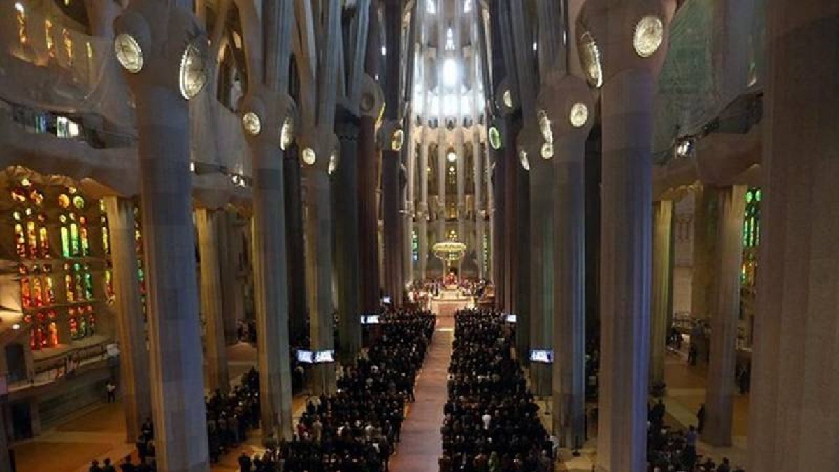 Vista de la basílica de la Sagrada Familia de Barcelona durante el funeral institucional en homenaje a las 150 víctimas del avión de Germanwings que se estrelló en los Alpes-Foto: EFE / TONI ALBIR
