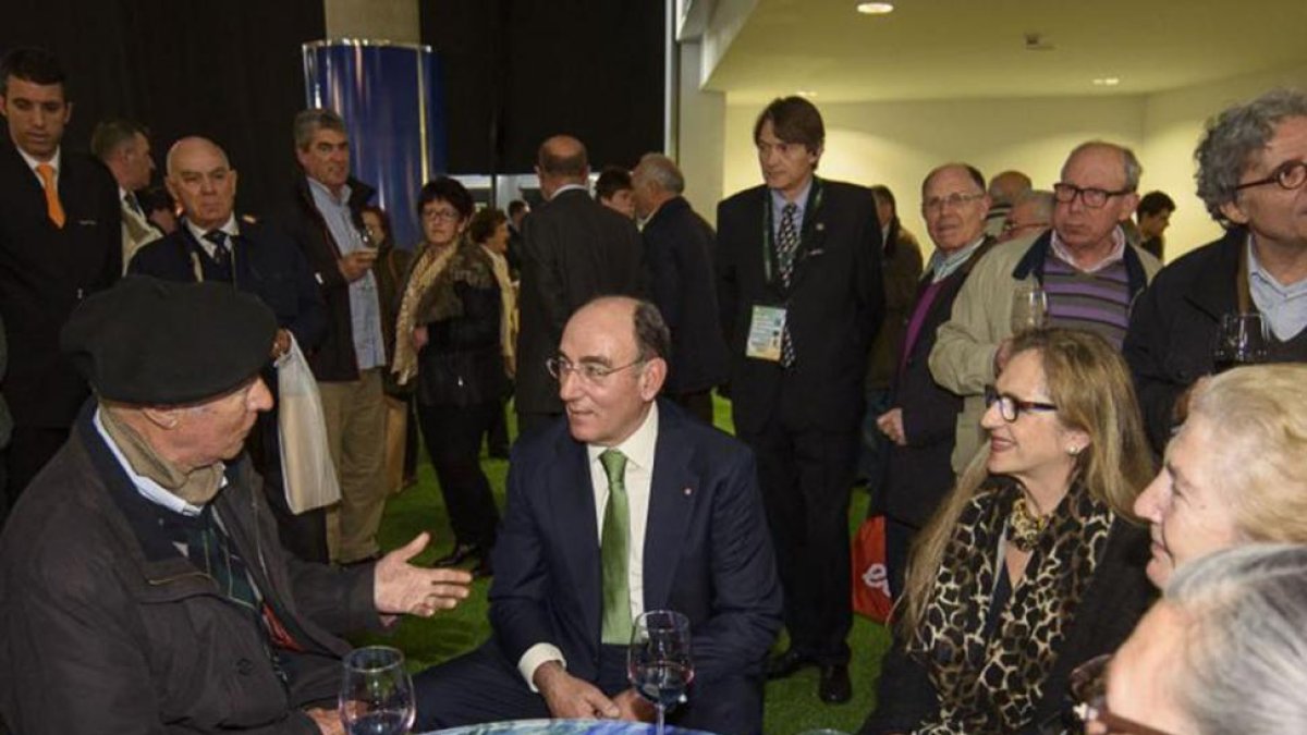 Sanchez Galán conversa con accionistas en el cóctel posterior a la Junta.-PATXI CORRAL