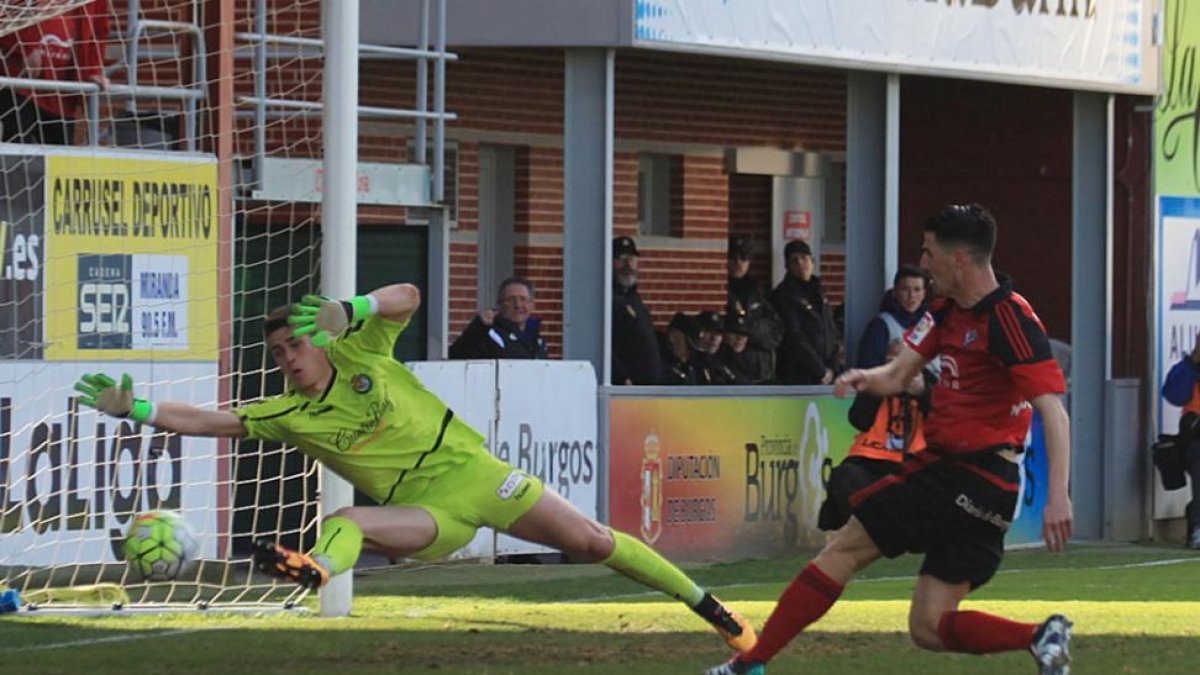 El extremo zurdo Álex García anotó el tercer tanto del Mirandés en el choque de ayer frente al Real Valladolid-Alfonso G. Mardones