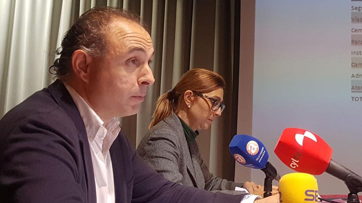 Emilio Berzosa explica el borrador junto a la alcaldesa, Raquel González.-L.V.