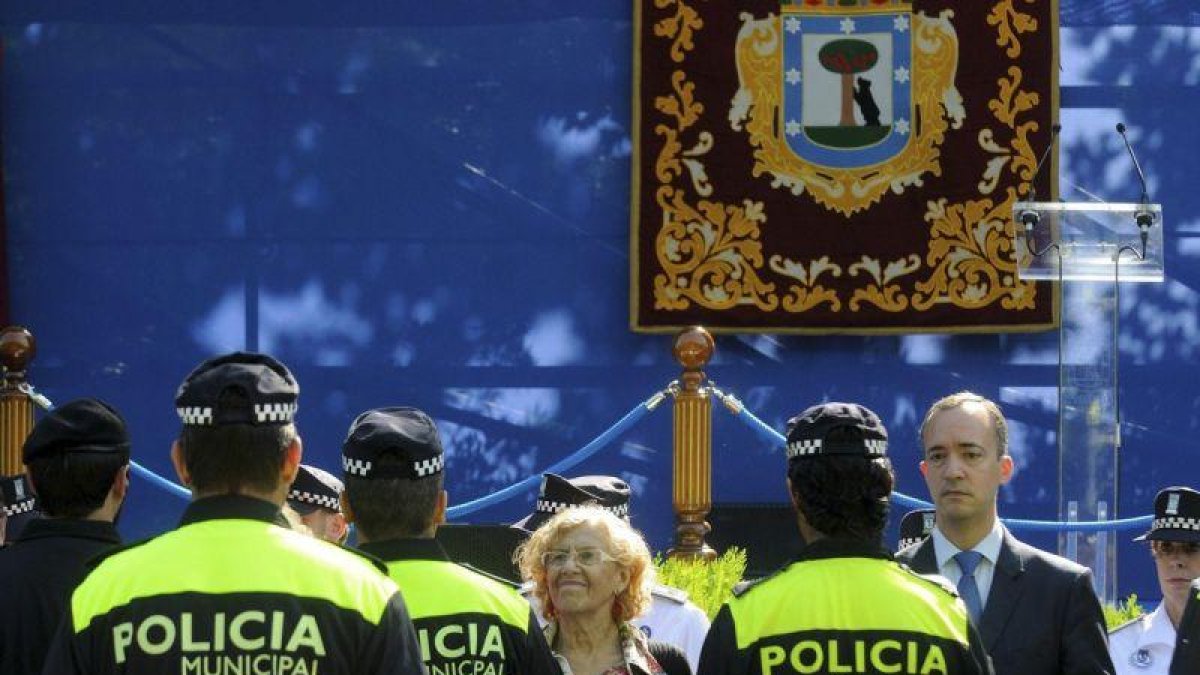 Fotografía facilitada por el Ayuntamiento de Madrid de su alcaldesa Manuela Carmena junto al secretario de Estado de Seguridad Francisco Martinez.-NIP (EFE)