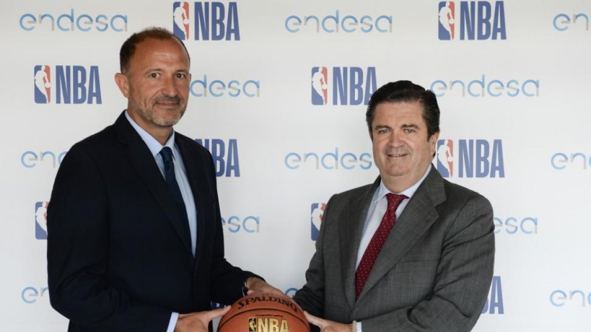 Chus Bueno, de NBA España (izquierda) y Borja Prado, presidente de Endesa-EL PERIÓDICO