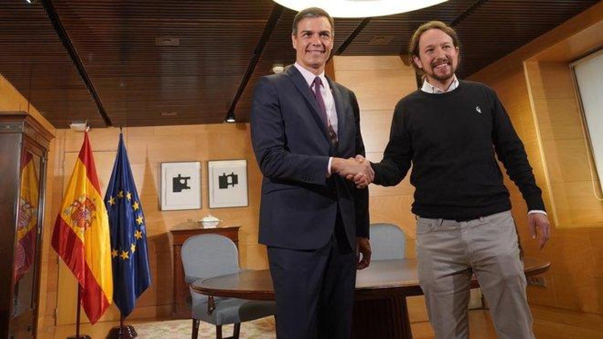 Pedro Sánchez recibe a Pablo Iglesias, esta mañana.-JOSÉ LUIS ROCA
