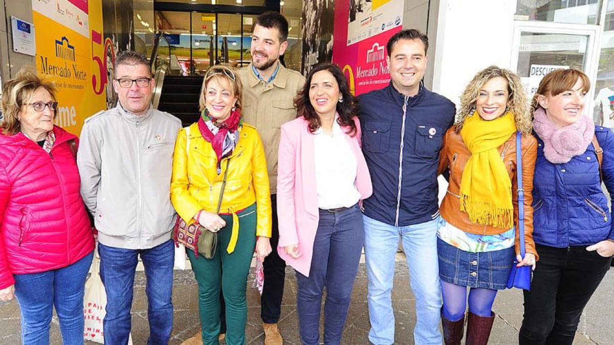 Peña, De la Rosa y Jurado hicieron balance de la campaña socialista a las puertas del Mercado Norte.-ISRAEL L. MURILLO