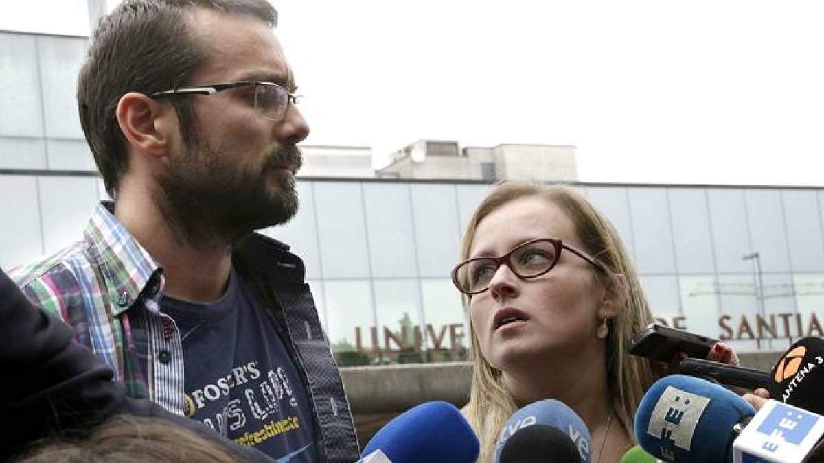 Los padres de Andrea, una niña de 12 años que sufre una enfermedad rara y degenerativa, han pedido esta mañana ante los medios