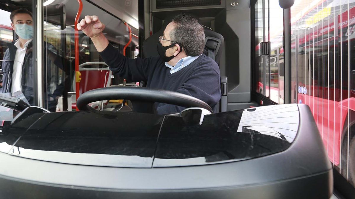 El conductor-perceptor de uno de los nuevos autobuses a gas charla con al alcalde. RAÚL OCHOA