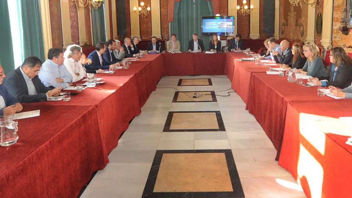 La reunión del Consejo Social, el órgano consultivo de la ciudad, se celebró ayer en elSalón Rojo del Teatro Principal.-ISRAEL L. MURILLO