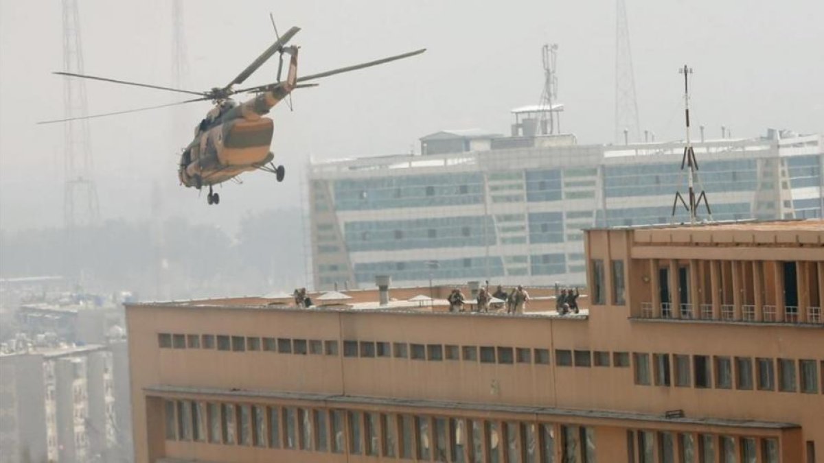 Soldados afganos toman posiciones en la azotea del hospital Sardar Daud Khan de Kabul.-MOHAMMAD ISMAIL