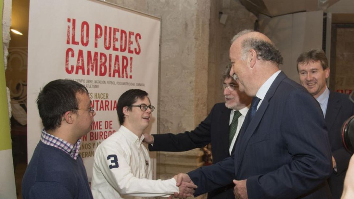 Del Bosque intercambió bromas y saludos con los jóvenes de la asociación.-ICAL