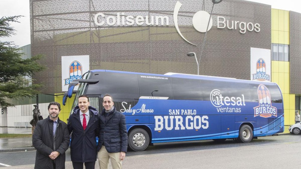 El club presentó ayer el que será su nuevo autobús oficial.-Israel L. Murillo