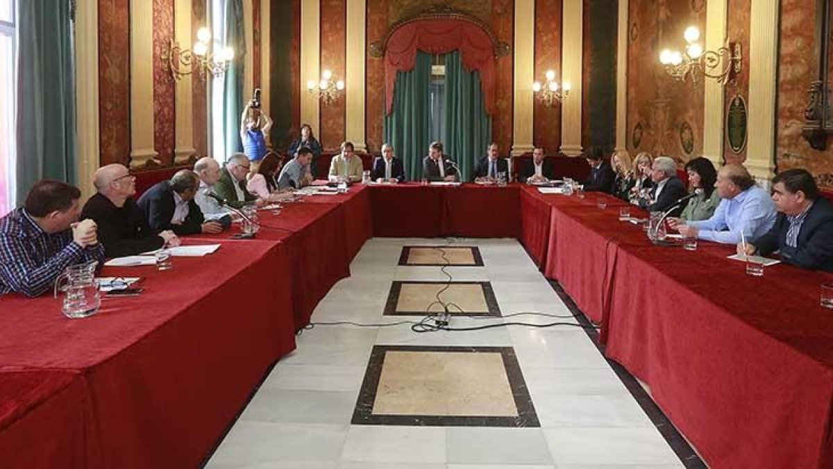 Una de las últimas reuniones del Consejo Social de la ciudad en el Salón Rojo.-RAÚL G. OCHOA