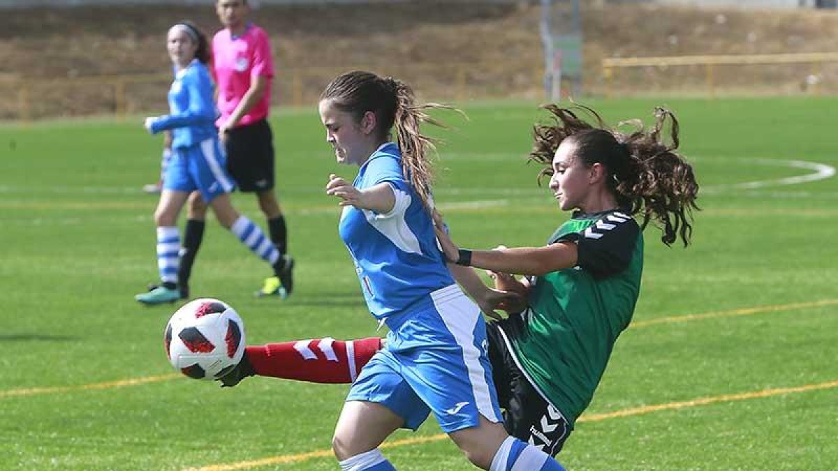Alejandra pelea por un balón con una defensora del Dinamo de Guadalajara en el choque de ayer-Raúl G. Ochoa