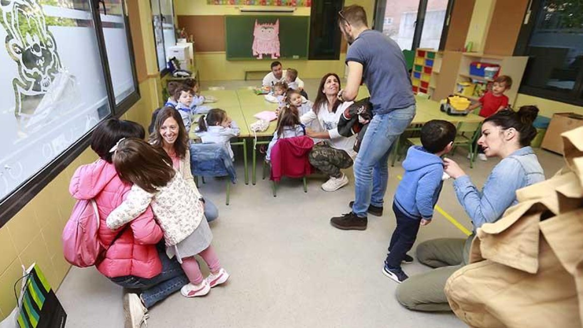 Los niños de primero de Infantil en su primera toma de contacto con su aula azul-RAÚL G. OCHOA