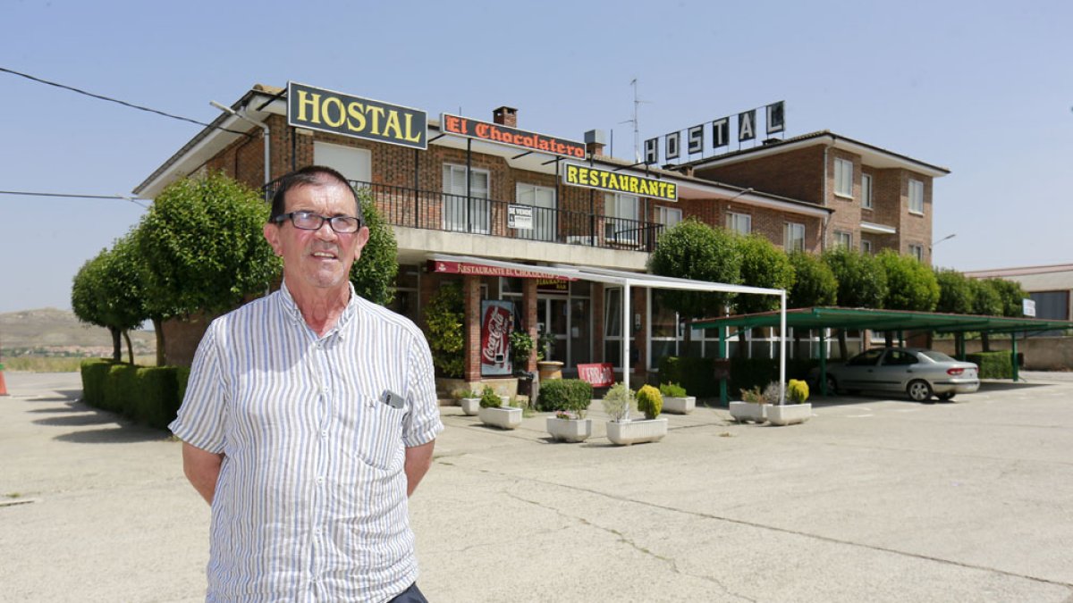 Fernando Merino, junto al hostal restaurante El Chocolatero. RAÚL G. OCHOA