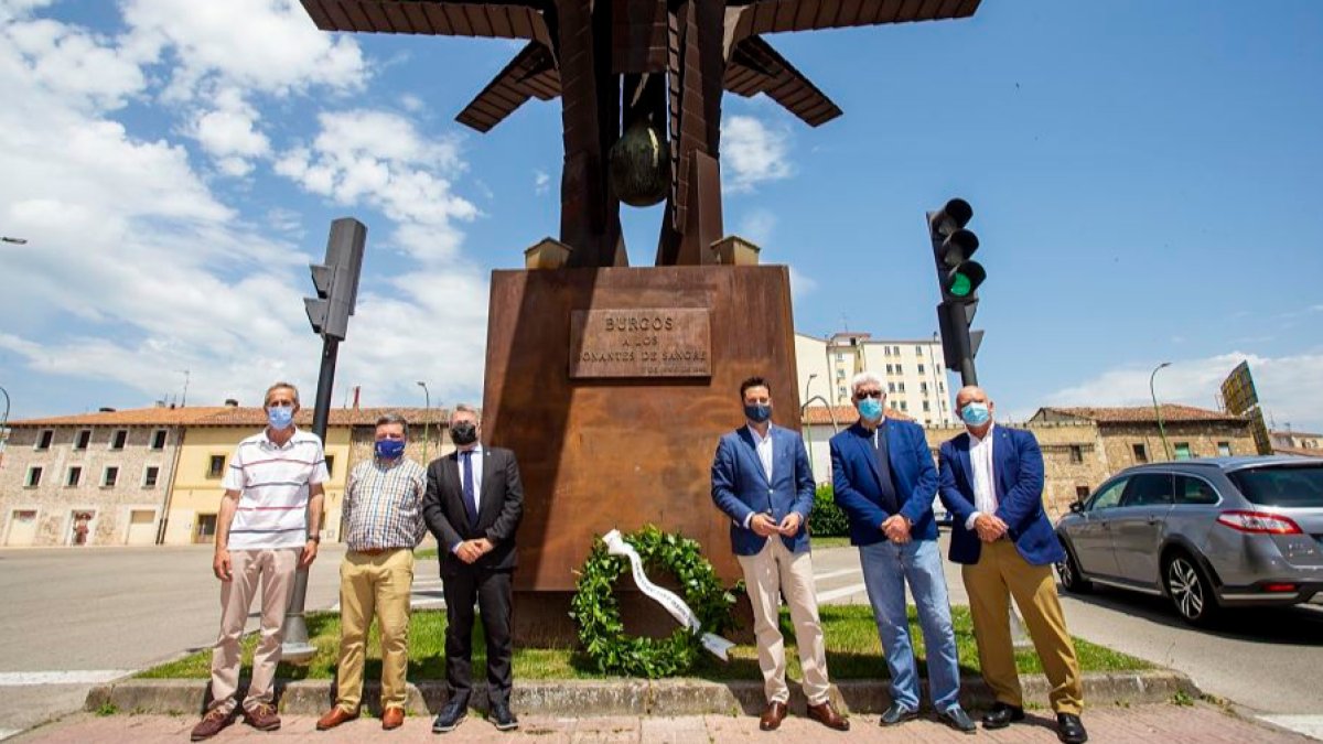 Homenaje de la Hermandad de Donantes de Sangre de Burgos, junto al alcalde, Daniel de la Rosa, a las víctimas del Covid-19. SANTI OTERO
