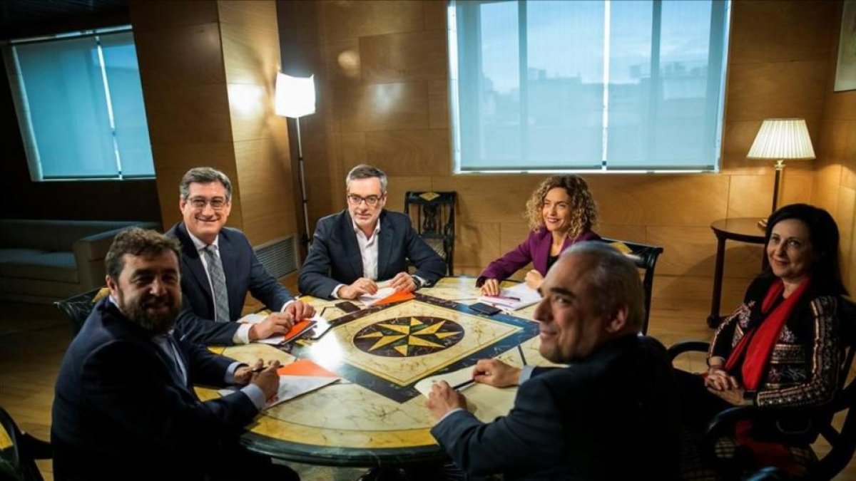 Los equipos del PSOE y Ciudadanos, este miércoles en el Congreso de los Diputados.-/ PERIODICO (SANTI DONAIRE / EFE)