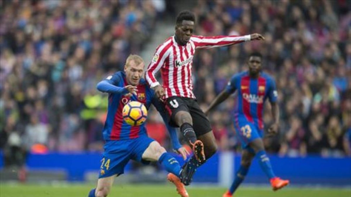 Mathieu y Williams pugnan por el balón.-JORDI COTRINA