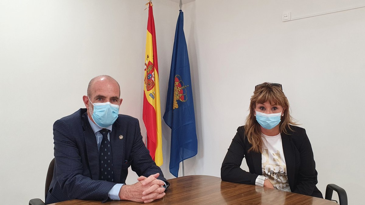 El comisario, José Joaquín Goma, junto a la agenteespecializada, Inés. L. V.