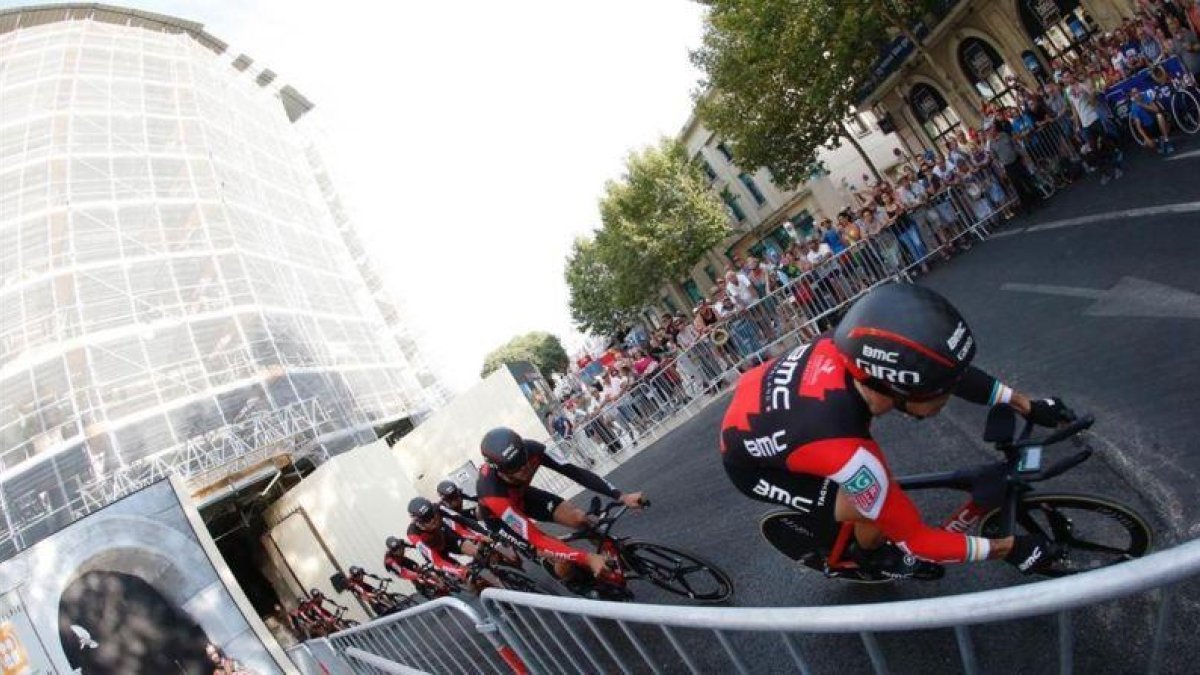 El conjunto BMC, ganador de la etapa, por las calles de Nîmes.-EFE / JAVIER LIZÓN