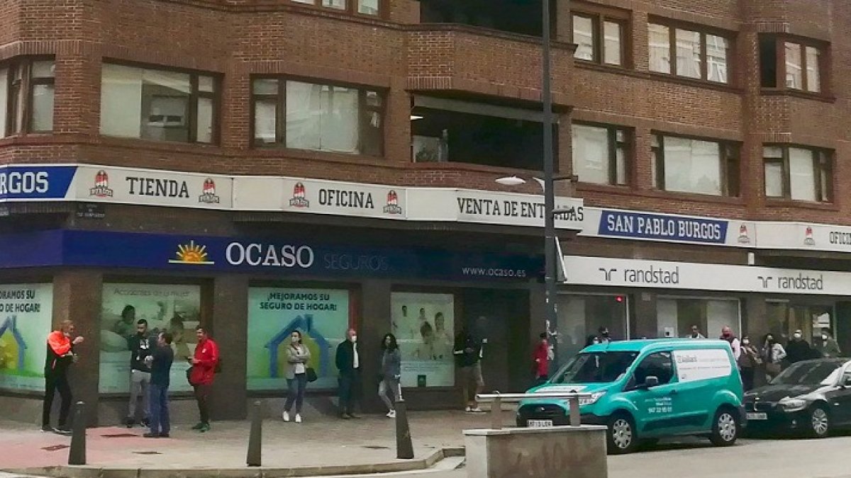 Los abonados del Hereda San Pablo rodean el edificio de las oficinas del club en el primer día de la campaña diseñada sobre el 40% del aforo del Coliseum. ECB