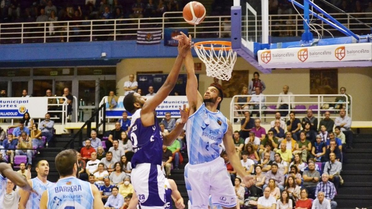 Van Zegeren lucha por un rebote. TWITTER / @FBCYL