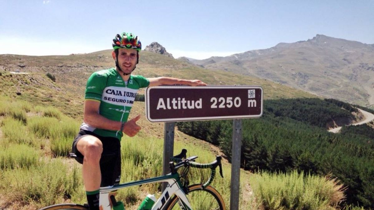 Carlos Barbero posa junto a un cartel de altitud durante un entrenamiento en Sierra Nevada.-