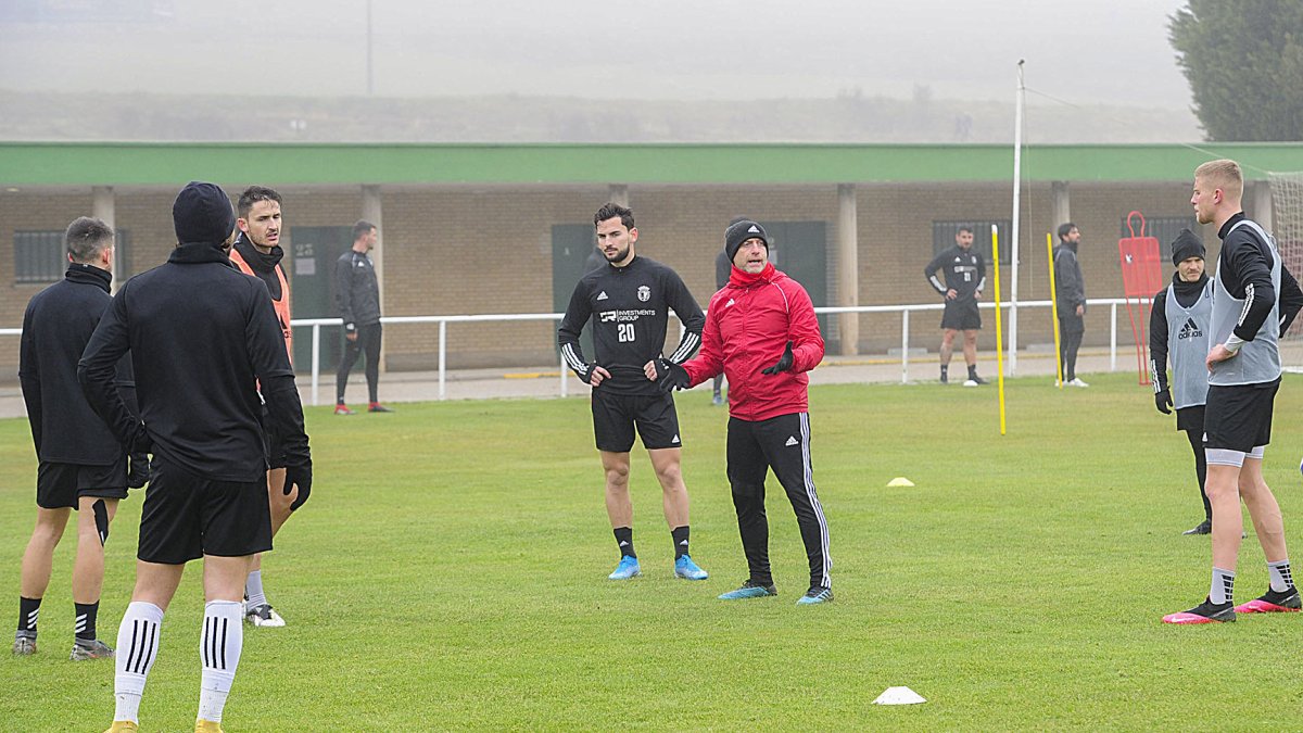 Julián Calero da instrucciones a sus jugadores durante un entrenamiento en las instalaciones de Pallafría. ISRAEL L. MURILLO