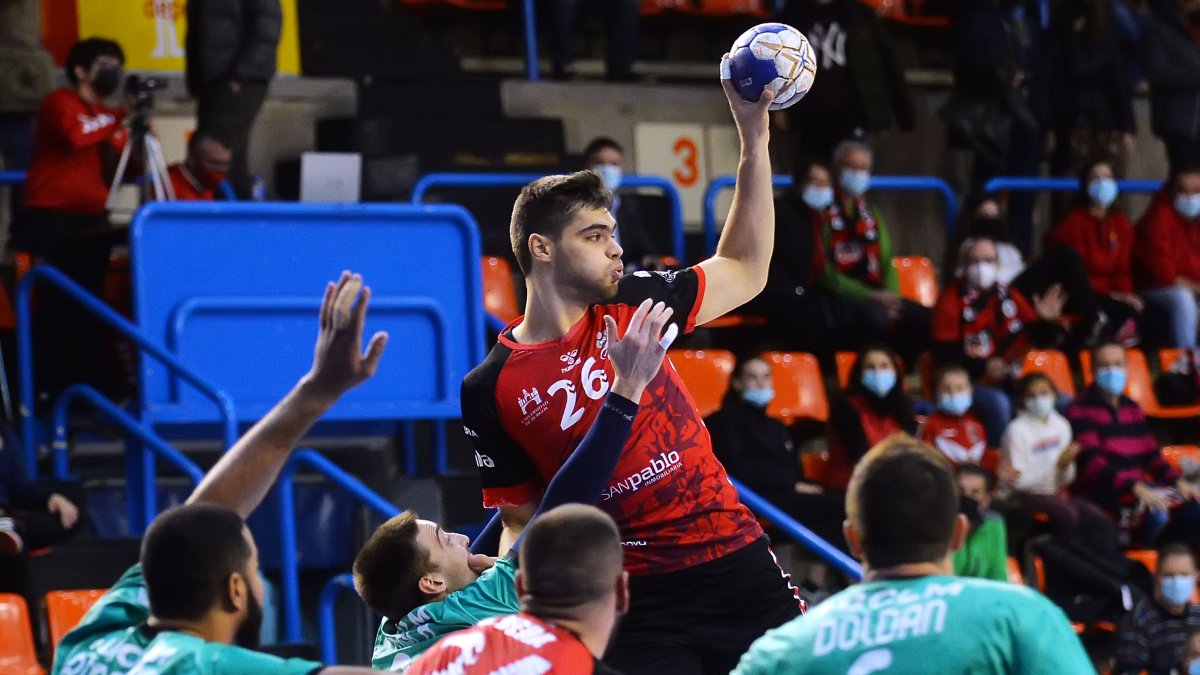 Dashko busca un pase. SANTI OTERO