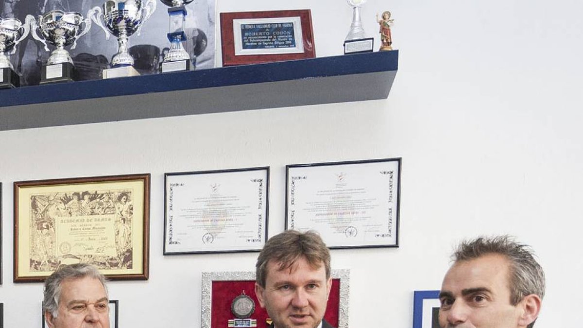 Javier Lacalle, en el centro, durante la inauguración ayer del Club de Esgrima ‘Cid Campeador’.-ISRAEL L. MURILLO