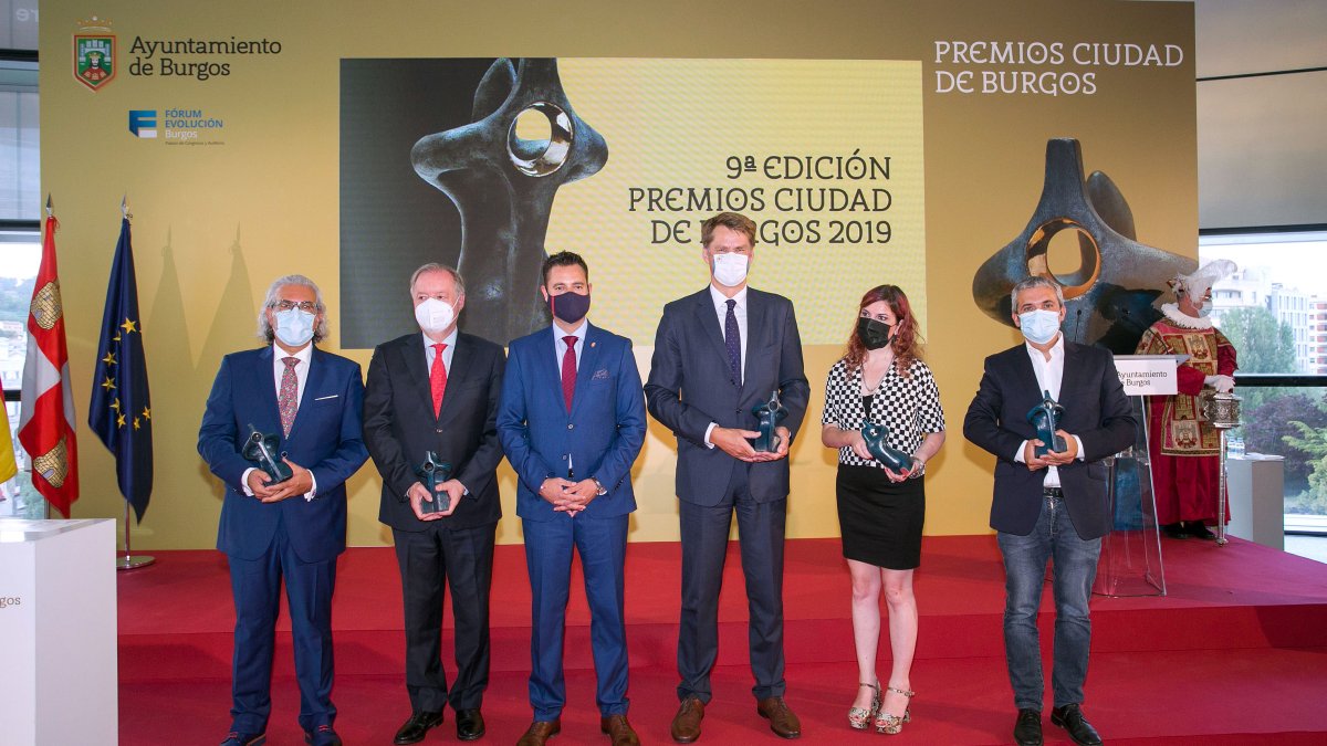 Imagen del alcalde con los galardonados. TOMÁS ALONSO