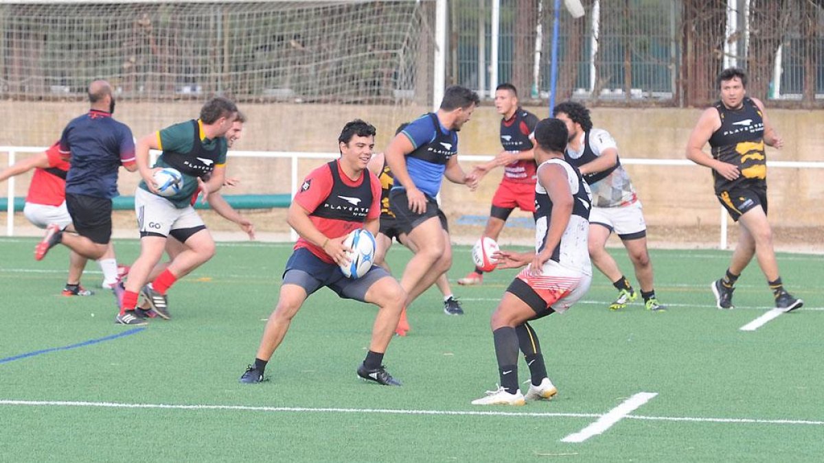 Dani Camarero y Otger Sirvent (de espaldas) completan un ejercicio durante el entrenamiento celebrado ayer en San Amaro.-ISRAEL L. MURILLO