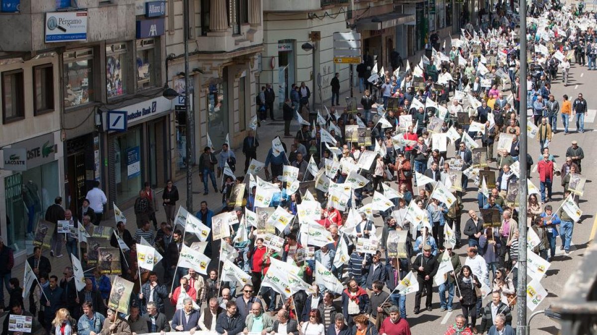 Ganaderos de toda la Comunidad autónoma se concentraron hoy a las puertas de la Delegación Territorial de la Junta de Castilla y León en Zamora, para protestar por los daños provocados por el lobo en las explotaciones y exigir soluciones-ICAL
