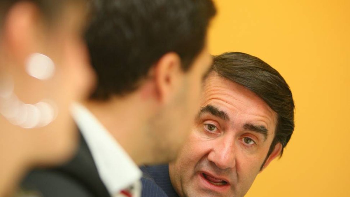 El subdelegado del Gobierno en León, Juan Carlos Suárez Quiñones (D) en su análisis de los Presupuestos Generales del Estado y las infraestructuras de la comarca-Ical