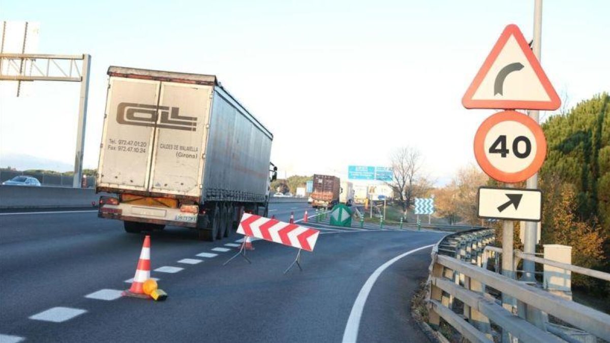 Un trailer con la rueda pinchada se ha visto obligado a parar a la altura de Mollet del Vallès.-ANNA MAS