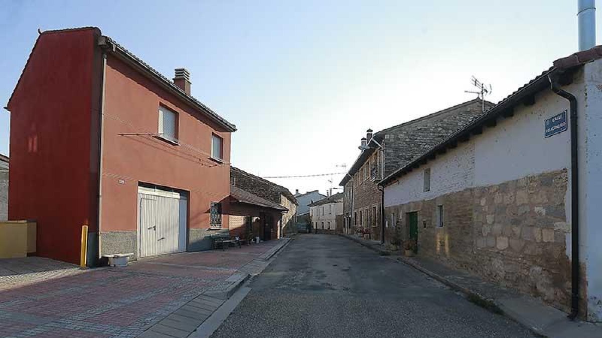 La calle Villagonzalo, del barrio de Villalonquéjar, presenta este estado.-RAÚL G. OCHOA